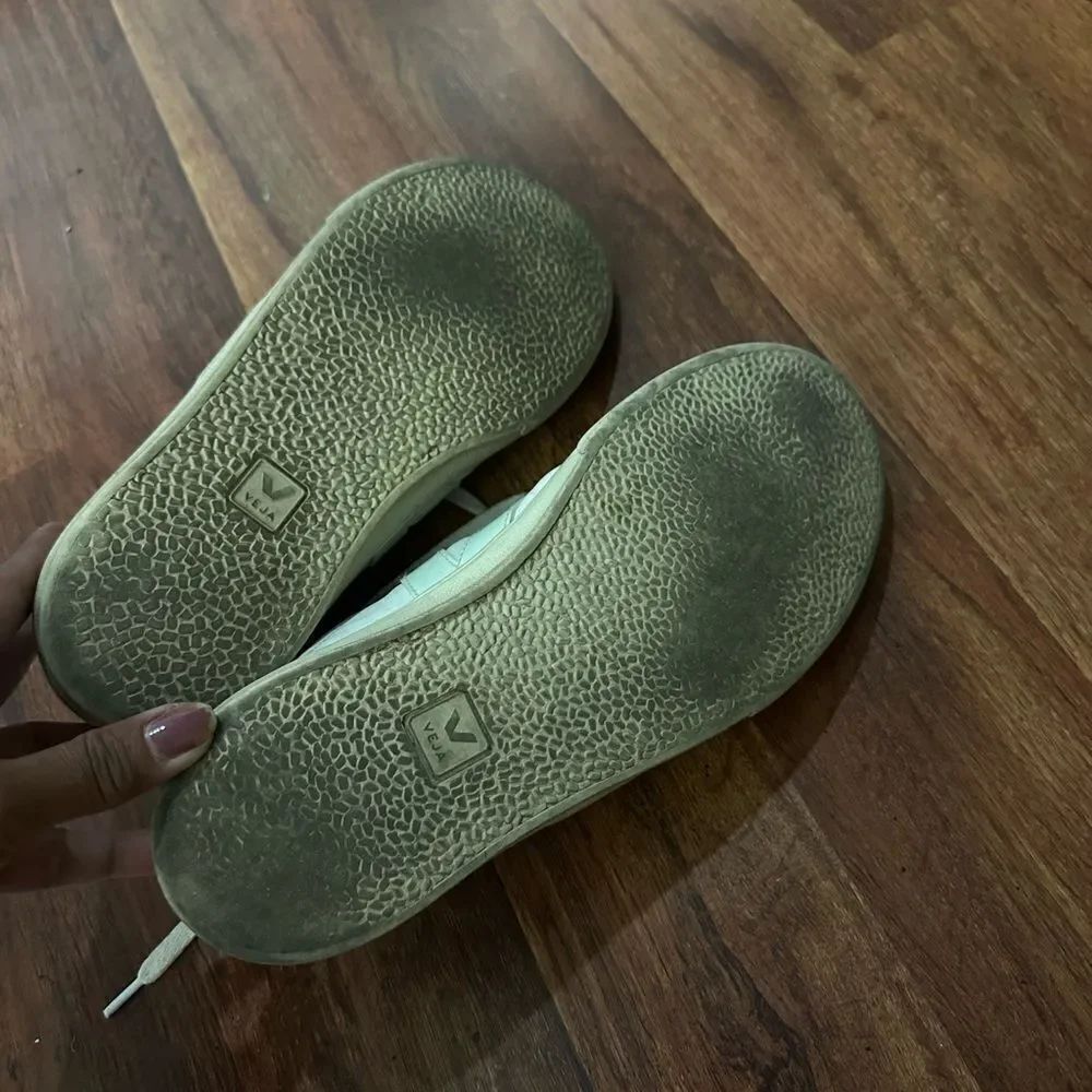 VEJA SHOES SIZE 8 - Picture 8 of 9